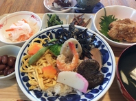 週替わりランチ　有機栽培の玄米を使用しています。