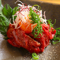 料理メニュー写真&nbsp;特撰屋の炙りユッケ
