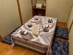 周囲を気にせず寛げる、雰囲気自慢の座敷個室です。4名様までご利用可能なプライベート空間は、特別なご会食や小さなお子様連れのご家族、少人数でのご宴会に最適です。店内で丁寧に焼き上げる名物の焼き魚や豪華なお刺身を囲みながら、足を伸ばして極上の時間をお過ごしください。