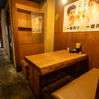 少人数から心地よく寛げる温かく落ち着きある店内空間