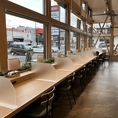 道路側にはカウンター席を11席ご用意しております♪ゆったり席間をとっておりますのでごゆっくり時間を過ごしてください。