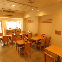 【４名席×３】木目を基調としたナチュラルなテーブル席では小皿料理をシェアして複数人でお楽しみ頂く事もできます♪お席をつなげて４～10名のご予約にもご対応可能です!!