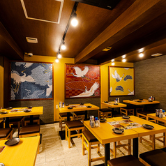 新宿で気軽に立ち寄れる「よいもど」では、少人数にぴったりのテーブル席をご用意。落ち着いた距離感で料理とお酒を楽しめ、仕事帰りのさく飲みや友人との語らいにちょうどいい空間です。席間も広めで過ごしやすく、初めての方でも自然とくつろげるのが魅力。気張らず楽しめる“ほどよい距離感”が人気のポイントです。