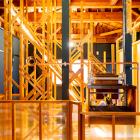 木の温もりに包まれる贅沢。洗練されたインテリアの店内