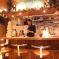 スタッフとの会話を愉しめるカウンター席!!お一人は勿論、デートでのご利用にも人気♪ソムリエの店主にオススメの一杯を頂いてみては？