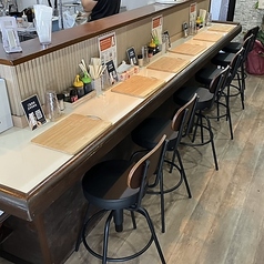 デートや少人数でのご利用に最適なカウンター席☆ 落ち着いた雰囲気で、ゆっくり味わえますよ! 隠れ家のような空間で、とっておきの食事をどうぞ!