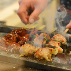 熟練焼師が丹念に焼き上げる熱々な焼鳥は舌鼓間違いなし!