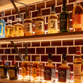 【VIPルーム★NEWOPEN★】ずらりと並ぶボトルが目を引く、雰囲気抜群の本格バー。 飲み放題はセルフオーダー制となっております。カウンターにてスタッフにお好みのドリンクをご注文の上、その場でお受け取りください。