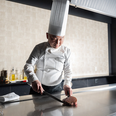 ライブ感溢れるオープンカウンター完備で、おひとり様から大人数のご宴会までどんなシーンも歓迎いたします◎