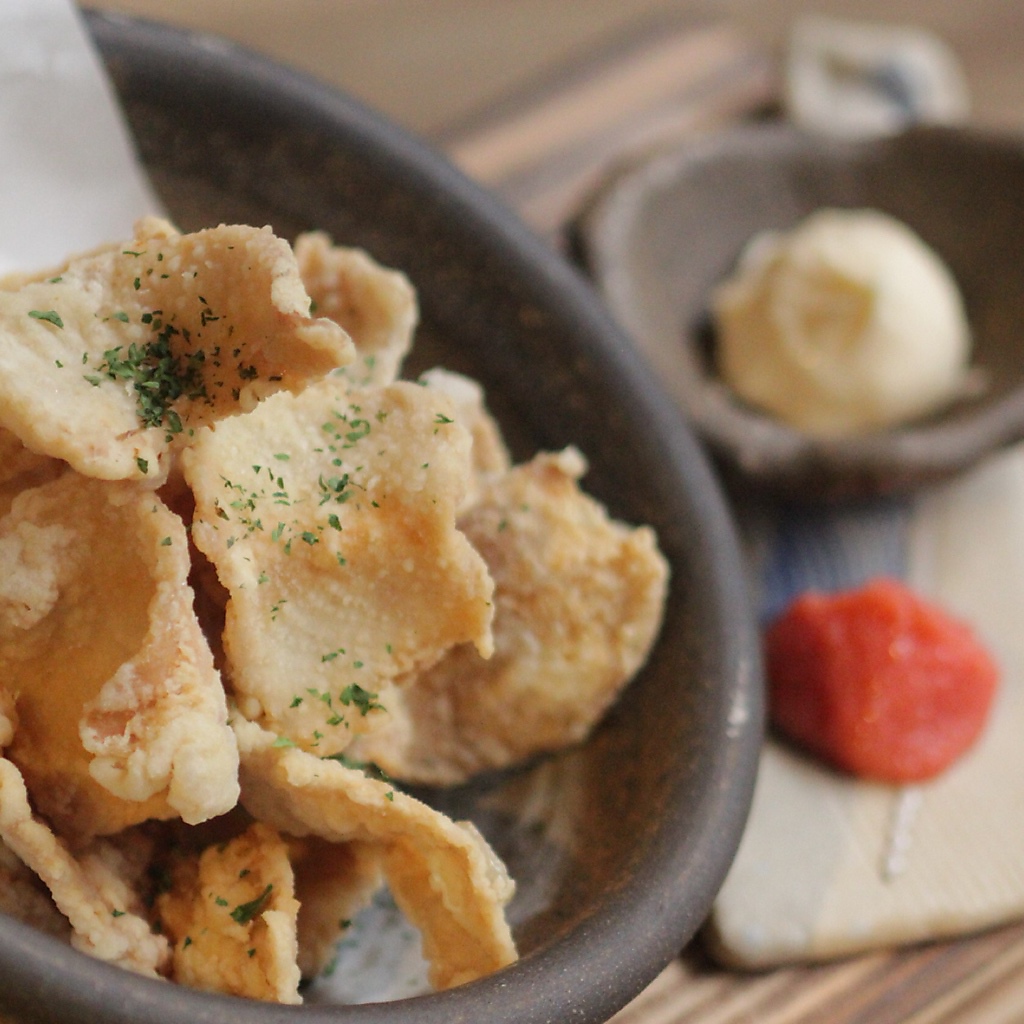 人気の鶏皮せんべいは明太マヨにつけてどうぞ♪