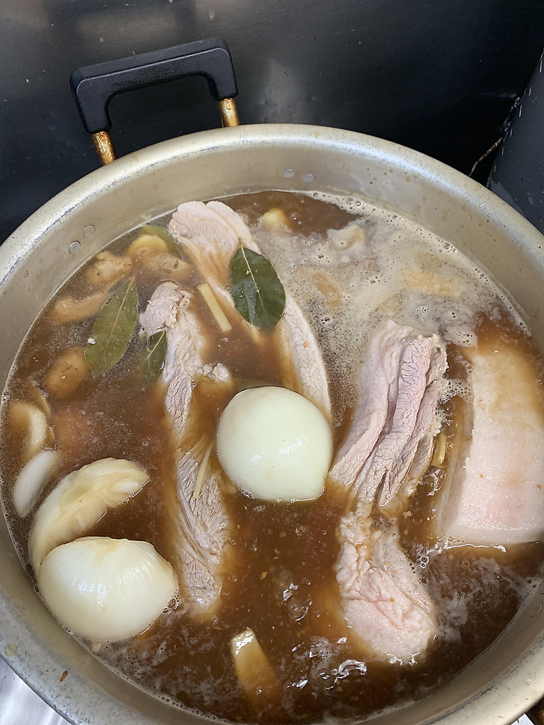 厳選された国産豚肉を当店秘伝のレシピで仕込み中のボッサムの写真です。