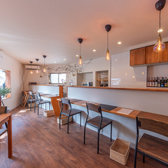 落ち着いたカウンター席は、お一人でのご利用も歓迎！カフェタイムやサク飲みなどに最適な空間のお席です。