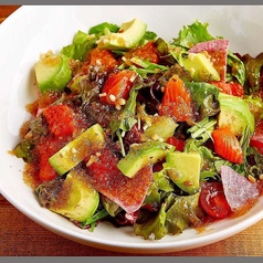 サーモンとアボカドのサラダ　リンゴドレッシング