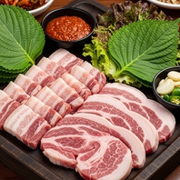 店内カットの美味しいお肉。日本が誇る名豚黒豚食べ放題