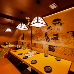 ゆったり腰かけられるソファ席は、長居したくなる心地よさが魅力。柔らかいクッションに包まれながら、料理とお酒をゆっくり堪能できます。グループでの飲み会はもちろん、落ち着いて語りたいときにもぴったり。大衆居酒屋とは思えない快適さで、自然と会話が弾む人気のお席です。