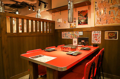 活気ある店内の雰囲気を感じながら、グループでの団欒を楽しめる6名席です◎赤いテーブルが食欲をそそるレトロな空間は、肩肘張らずにリラックスして過ごせるのが魅力♪「今日はガッツリお肉が食べたい！」という仲間内での飲み会にぜひご利用ください！賑やかなひとときを心ゆくまでお楽しみいただけます♪