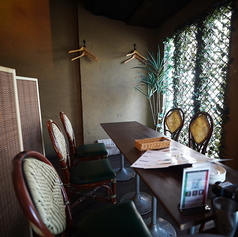 テーブル席4-6名様用全席に仕切りもあり、プライベート空間が保たれます。