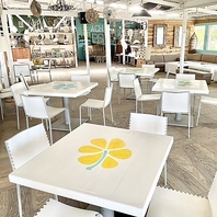 ハワイの海を感じるおしゃれな店内！