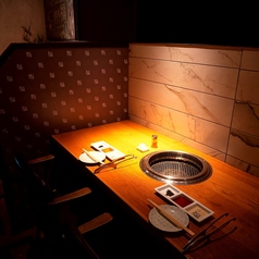 ひとり焼肉やデートに最適。仕切りで区切られているので、プライベート感◎横並びのカップルシートで、ふたりだけの時間を。おしゃれで落ち着いた空間だから、会話も自然とはずみます。記念日やちょっと特別な日にも、気取らず楽しめる心地よさが魅力。大切な人と、焼肉をもっと自由に、もっとゆったりと。