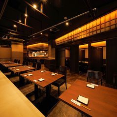 ≪2名様～ご利用可能な個室≫ 落ち着いた雰囲気の個室は、2名様からご利用いただけます。プライバシーを重視した空間で、大切な方とのデートや接待に最適です。焼きたての炉端焼きと趣向を凝らした創作料理で、特別な時間をお過ごしください。