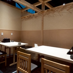 4名掛けのテーブル個室席は仕切りがあるのでプライベートな空間をお楽しみいただけます。また、仕切りを外せばゆったり8名様でもご利用いただけます♪4名様以下の少人数にも8名様ほどの大人数にも対応いたします！当店自慢の美味しいお酒と美味しいお料理でお腹も心も満足させれば、おしゃべりが盛り上がること間違いなし！