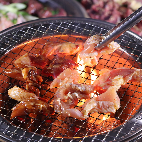 厳選した新鮮な九州産の鶏肉を七輪で炙ってお召し上がりいただく「鳥焼肉」のお店！！