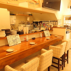 【１名席×7】お一人様での来店に適したカウンター席をご用意しております。昼飲みや観光などお一人でも気軽にお立ち寄りください!カウンター越しには店主の料理風景やこだわりを肌で感じる事もできます! 旬のおすすめなど是非店主にお声がけください♪「ひとてま」かけた料理とお酒のペアリングを是非存分に。