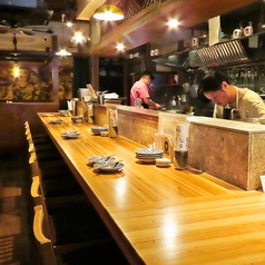 目の前で調理される臨場感や香ばしい香りがたまらない!お一人様でも気兼ねなくご利用いただけるカウンター席を12席ご用意しております。お仕事帰りにサクッと一杯飲みたいときや、自分だけの時間をゆっくりと過ごしたいときなど、様々なシーンでご利用いただけます。もちろん、デートにもおすすめです!