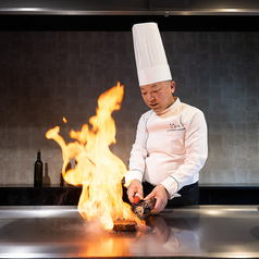 目の前でシェフの匠の技を眺められる、鉄板焼きならではの特等席!デートでのご利用にも大変おすすめです。