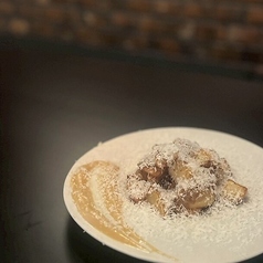 ジャガイモのフリット 削りたてパルメジャーノ チャツネソース