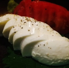 たっぷりトマトとチーズのサラダ