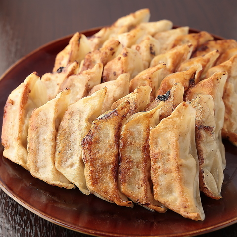 おしゃれな広々空間で名物ギョーザと豊富なアルコールやソフトドリンクを堪能できる！