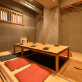 【こちらは掘りごたつ席となります】完全個室のお席をご用意しております。ご家族連れや会社の接待、飲み会に安心のプライベート空間となっております。是非豊富な料理メニューや当店自慢のコース料理（別途飲み放題も付けられます！）で素敵なひと時をお過ごしください☆