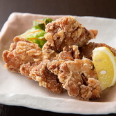 【人気の唐揚げ】外はサクサクとした食感で中は肉汁があふれ出す逸品です。一口食べれば香ばしさと旨味が口いっぱいに広がり、お酒のお供にもご飯のおかずにもぴったり◎ご自宅でお楽しみいただけるよう、テイクアウトでのご注文も承っております！