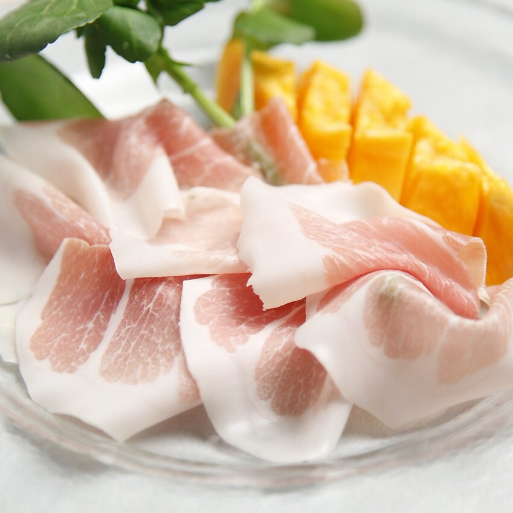 パルマ産生ハムは店内のスライサーで切り立てのものを提供。お酒に合うFOOD、各種取り揃えています