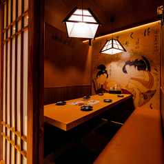 初めてのデートや特別な日にも使えるカップルシート。周りの視線を気にせず過ごせる半個室風レイアウトで、2人きりの時間を穏やかに楽しめます。お酒を飲みながらゆったり並べる距離感が心地よく、記念日利用にも好評。新宿で“大衆だけどロマンチック”を叶える人気の席です。