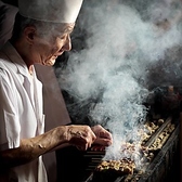 1本1本丁寧に熟練の職人が焼き上げます。絶妙な焼き加減は職人の腕の見せ所！カウンターの目の前で繰り広げられる職人技の数々を見て、食べて、お楽しみ下さい。