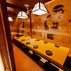 新宿の喧騒を離れてゆっくり過ごせる完全個室をご用意。周囲を気にせず楽しめるため、接待・会食・デートなど幅広いシーンに好評です。落ち着いた照明と程よい距離感が心地よく、大衆居酒屋でありながら特別感を味わえる空間。ゆったりと料理とお酒を楽しみたい方にぴったりの“プライベート席”です。