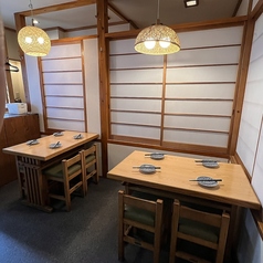 4名様掛けのテーブル席ございます