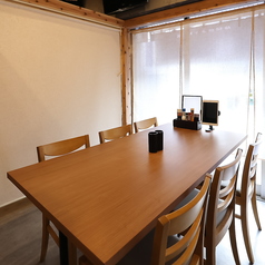 【6名様×4席】気の置けない仲間との楽しいひとときや中規模のご宴会に最適な6名様用のテーブル席を4卓ご用意しております!テーブル席は最大32名様までご利用いただけますので人数に合わせた対応が可能です。各種ご宴会、女子会、記念日のお食事や歓送迎会、忘新年会といった大人数様での会社宴会やグループにも最適です♪