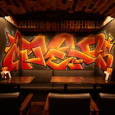 【特大サイズのウォールアートが特別な時間を演出】ニューヨークの路上を彷彿とさせるような、大きなウォールアートは記憶に残ること間違いなし。