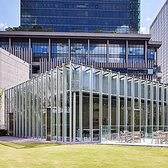 バリアフリーに対応しております。車椅子やベビーカーをご利用のお客様も安心してお越しいただけます。ガラス張りの開放感溢れる空間で、どなた様にも心安らぐひとときを提供いたします。