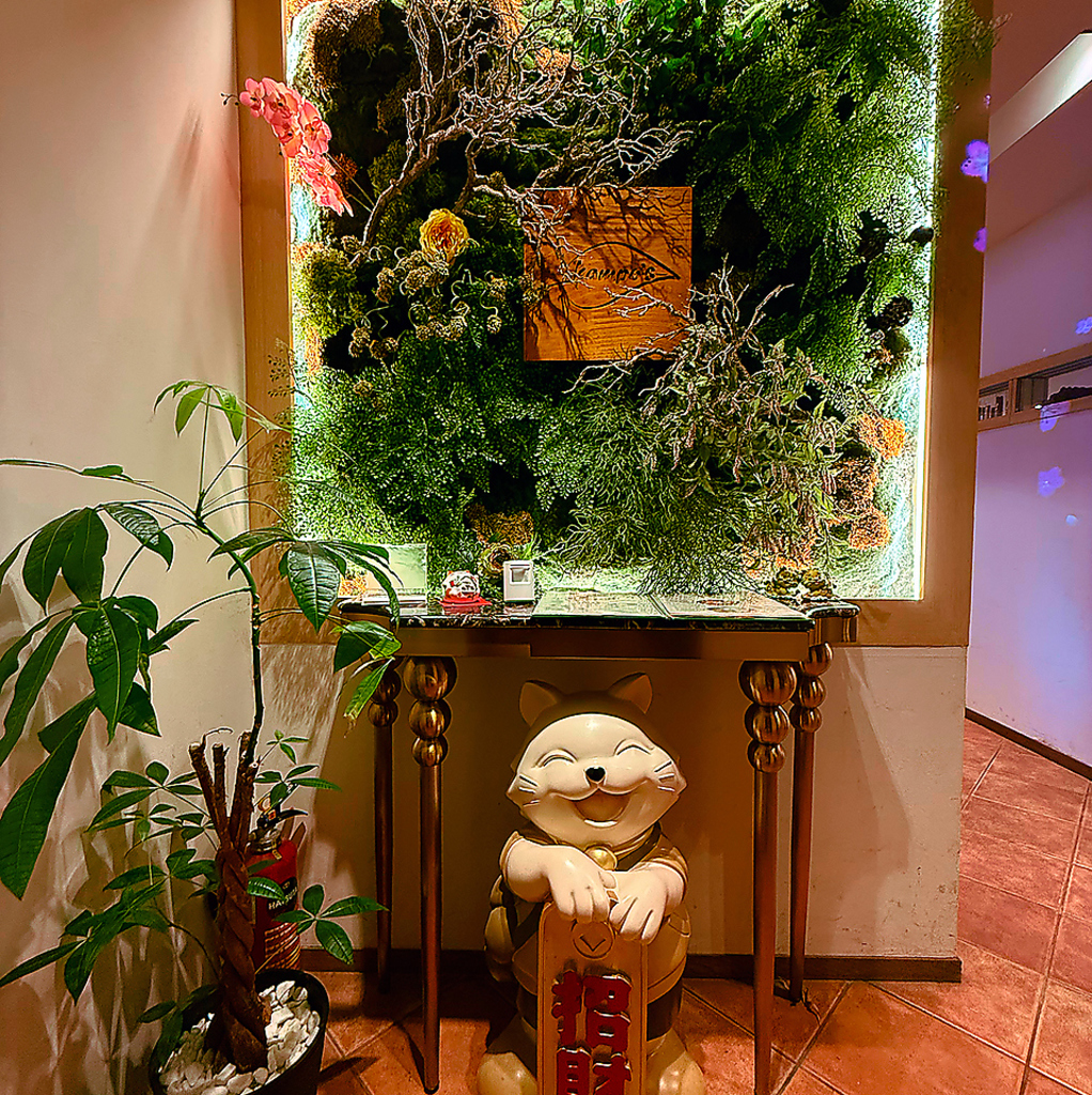 自然を感じる装飾が迎える、姫島の入口