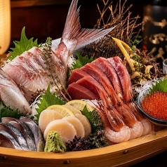 店内仕込みの炭火焼き鳥から、朝採れ鮮魚に和牛まで…