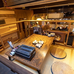 【ロフト座敷席：4名様×1卓】プライベート感たっぷり！落ち着いた空間でゆったりと。店内のロフト部分にある座敷席は、4名様までご利用いただけるプライベート感たっぷりのお席。落ち着いた照明と木の温もりに包まれた空間で、周囲を気にせずお過ごしいただけます。女子会や少人数での飲み会におすすめです。