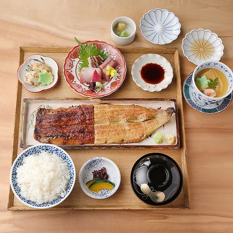 【創業90年】老舗卸問屋の名代一本うなぎは絶品。特別感あるカウンターや完全個室も。