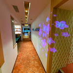 店内奥へ続く通路。落ち着いた大人の雰囲気