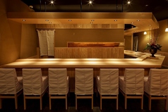 店内はシックな雰囲気に包まれたカウンター席のみのお作りとなっています