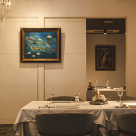 絵画を鑑賞しながらお食事をお愉しみいただけます。