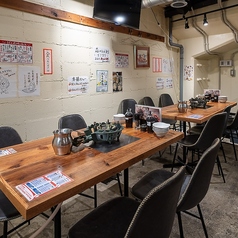 6名様用のお席もご用意しております。木目調の暖かい雰囲気に包まれた当店では、背もたれのある快適な椅子でゆっくりとおくつろぎいただけます。机の中心には特製の鉄板があり、目の前で焼き上げる料理を楽しむことができます。また、換気も抜群で、安心してお食事をお楽しみいただける環境が整っています。